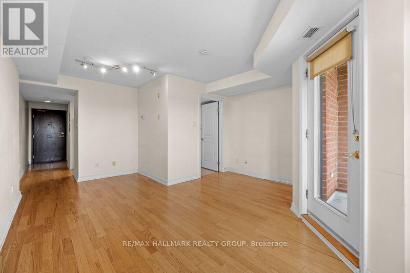 4c - 310 Central Park Drive, Ottawa, Ontario  K2C 4G4 - Photo 3 - X12410857