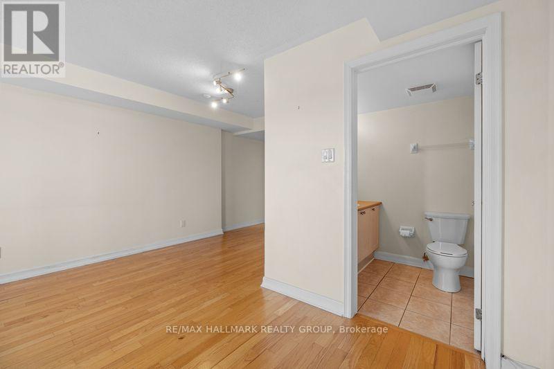 4c - 310 Central Park Drive, Ottawa, Ontario  K2C 4G4 - Photo 4 - X12410857