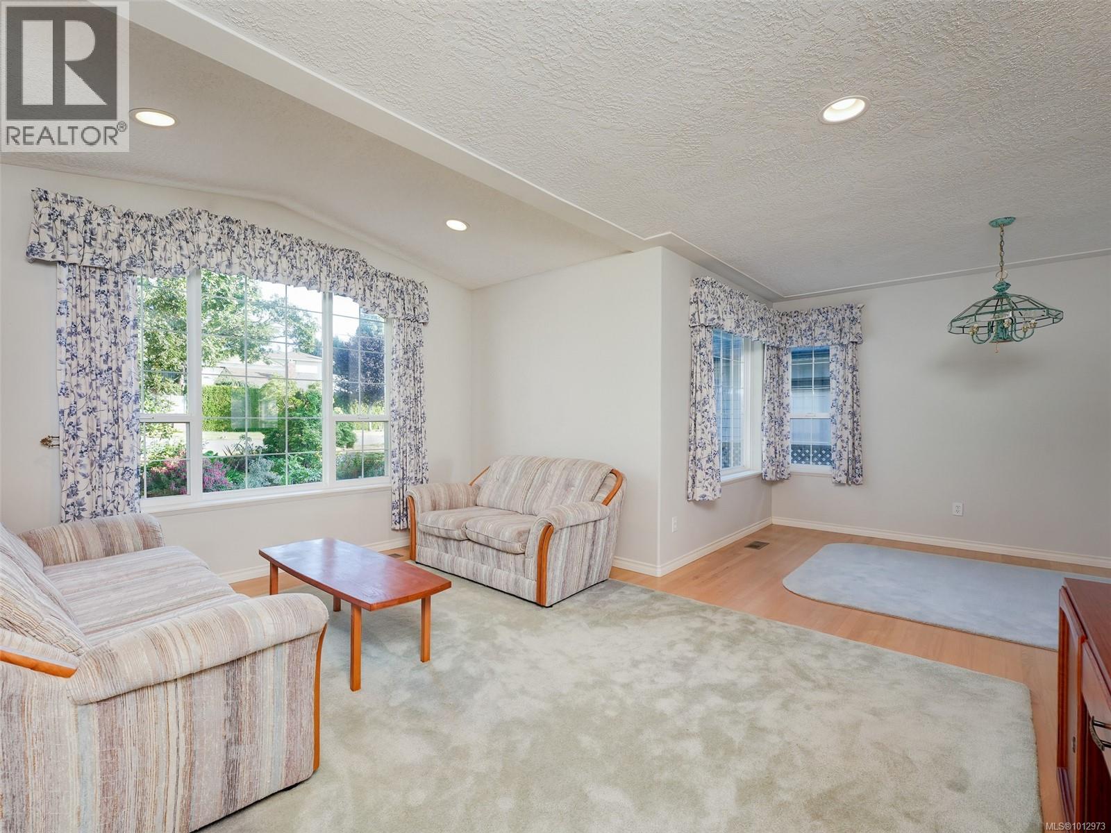877 Beckwith Ave, Saanich, British Columbia  V8X 3S2 - Photo 8 - 1012973