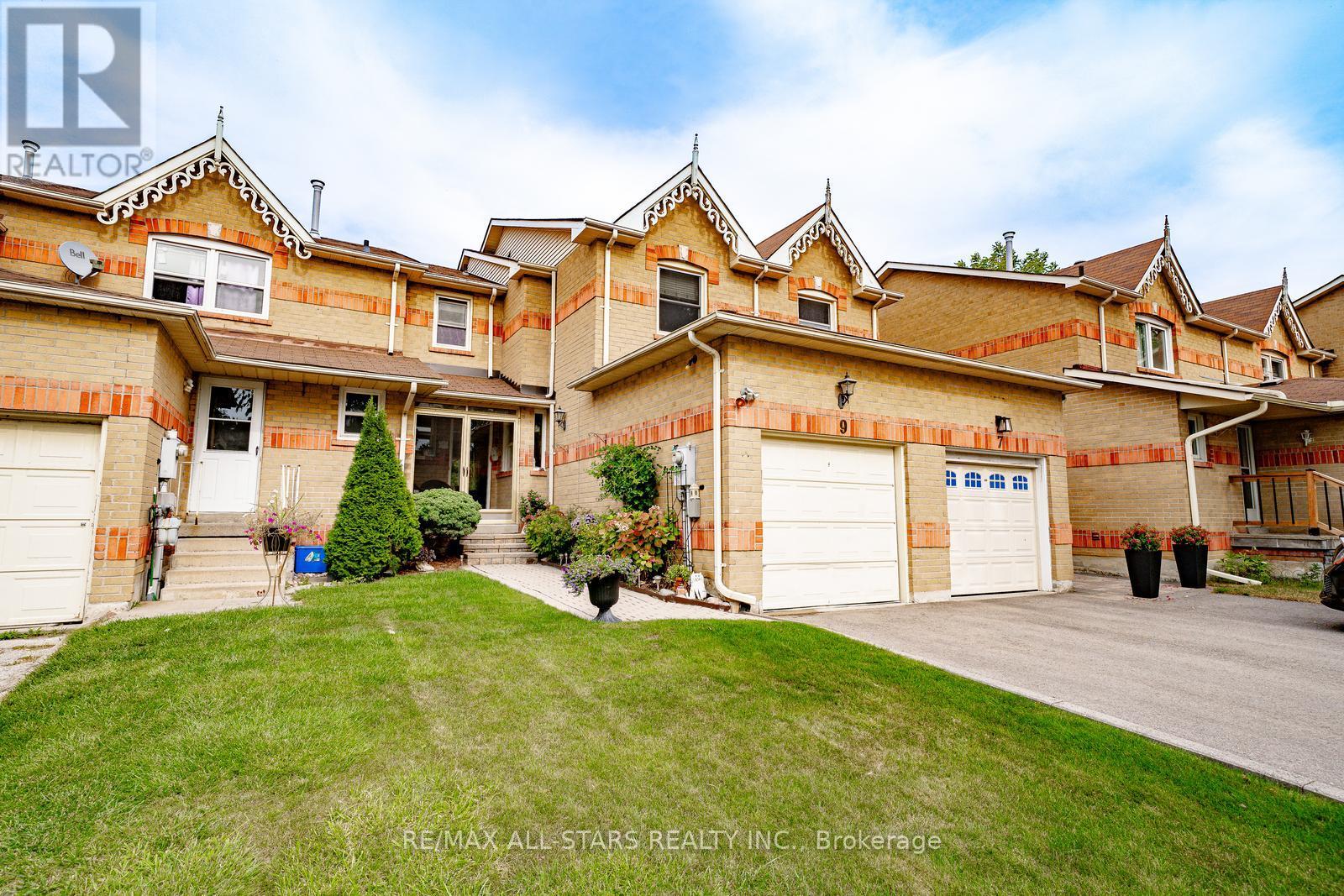 9 Steepleview Crescent, Richmond Hill, Ontario  L4C 9R1 - Photo 3 - N12410853