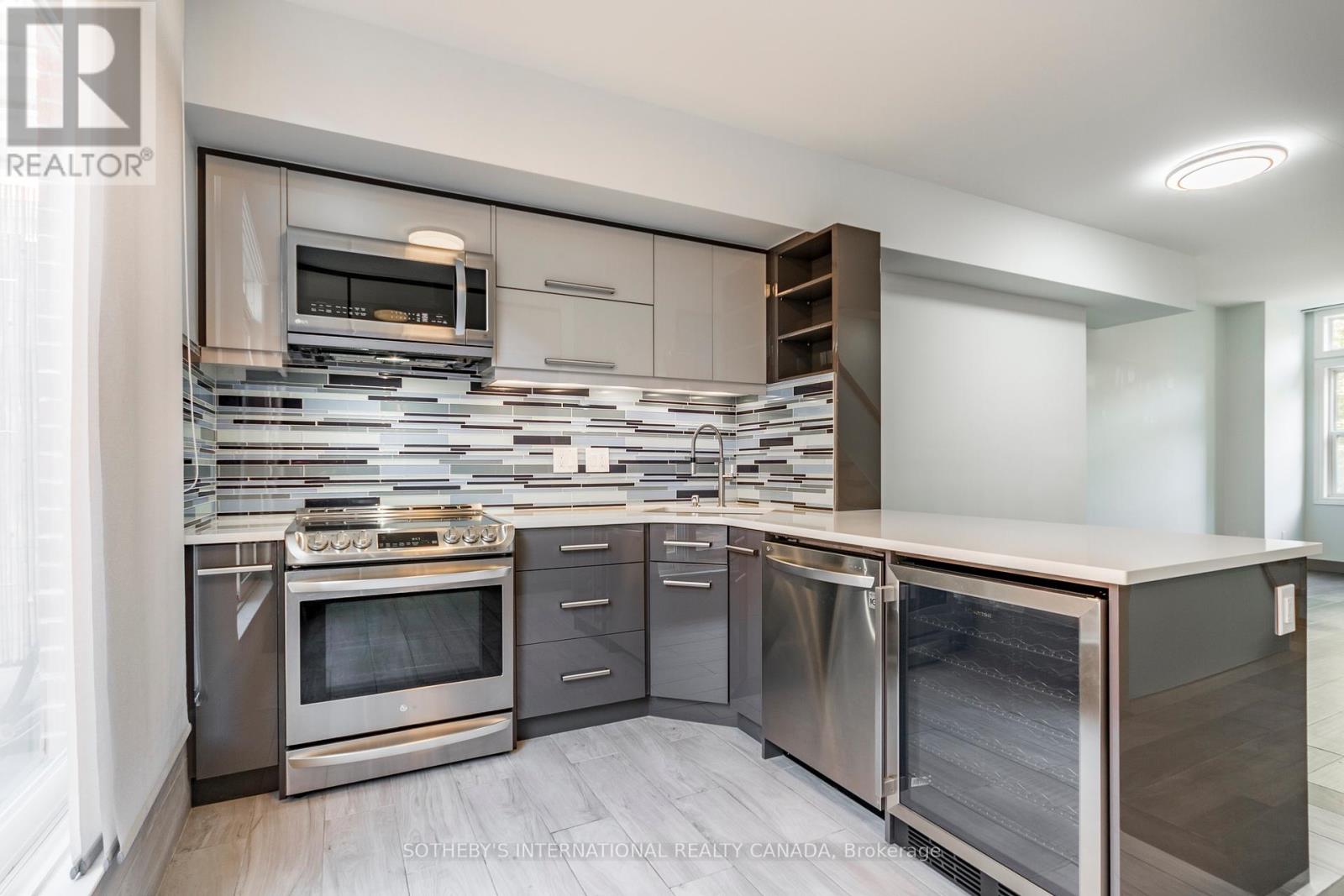 30 Michael Power Place, Toronto, Ontario  M9A 5G9 - Photo 11 - W12401657