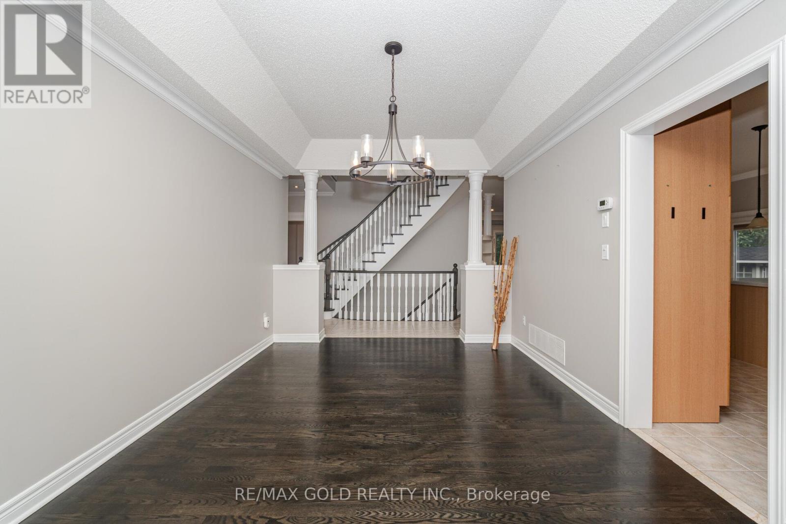 2 Treeview Crescent, Caledon, Ontario  L7C 1E2 - Photo 12 - W12405388