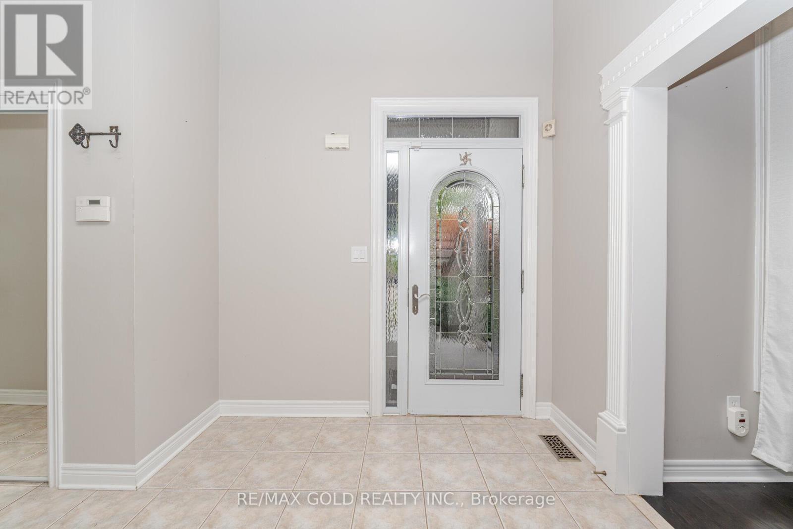 2 Treeview Crescent, Caledon, Ontario  L7C 1E2 - Photo 7 - W12405388