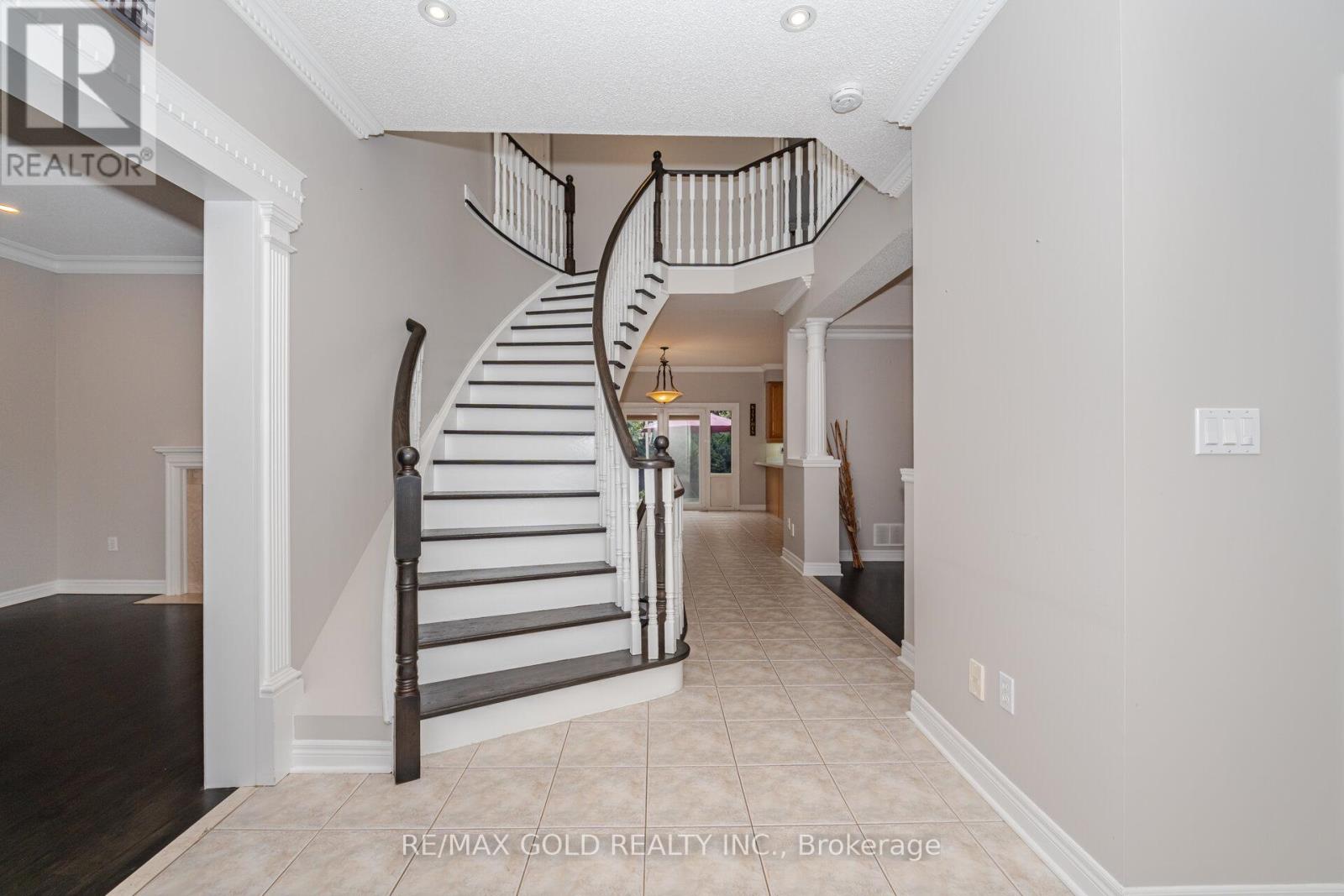 2 Treeview Crescent, Caledon, Ontario  L7C 1E2 - Photo 9 - W12405388
