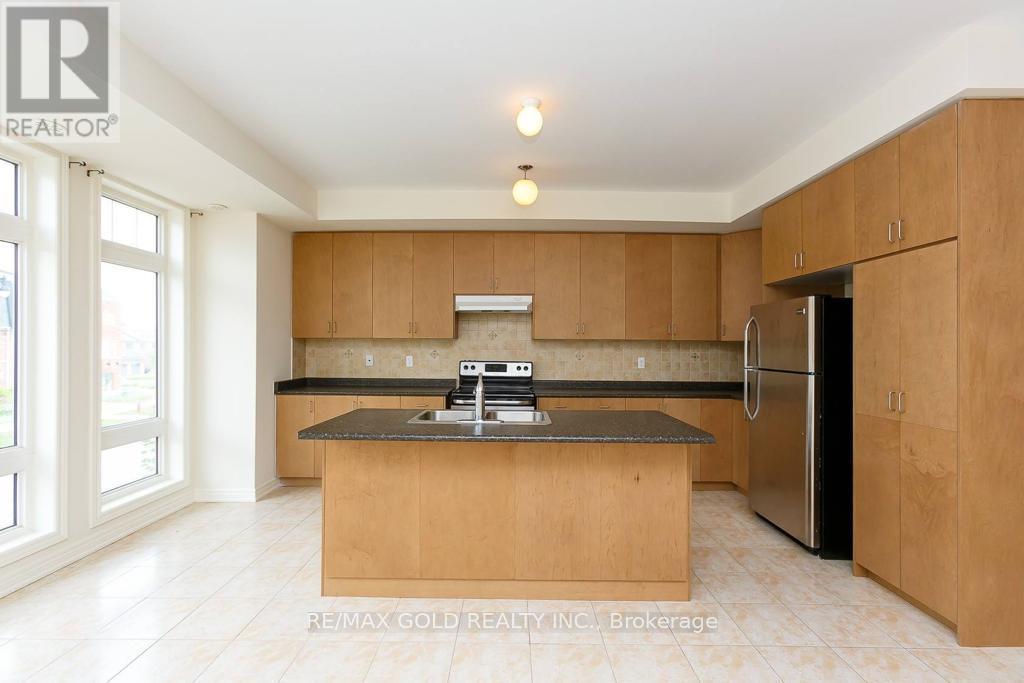 137 Inspire Boulevard, Brampton (Sandringham-Wellington), Ontario  L6R 0B3 - Photo 8 - W12410869