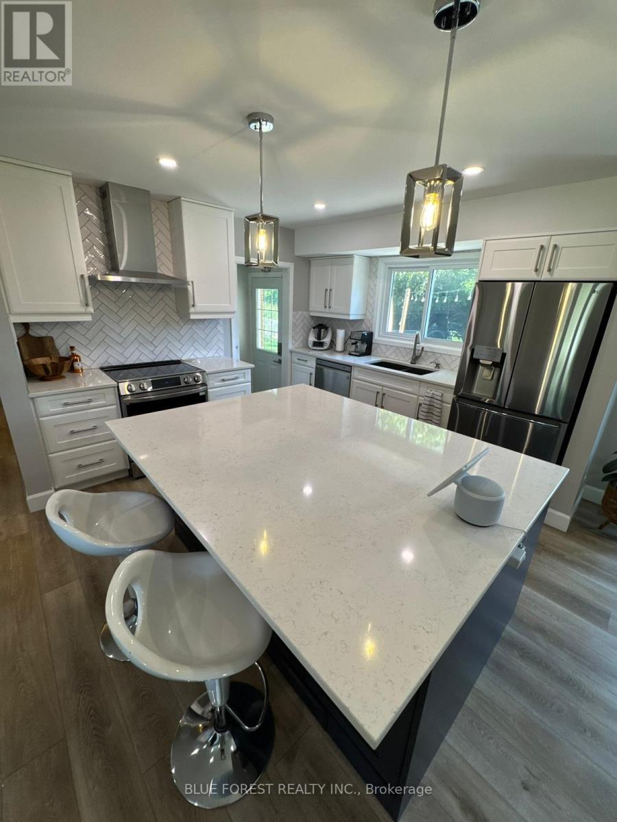 15 Southland Drive, London South, Ontario  N6P 1C2 - Photo 3 - X12410915