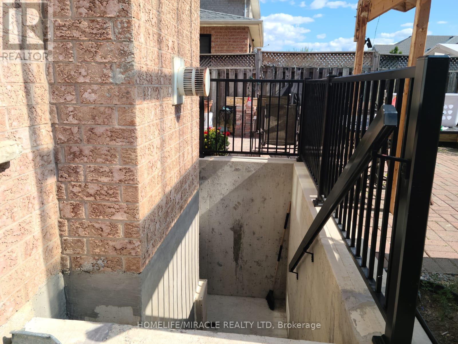 36 Legend Lane, Brampton, Ontario  L6X 5B5 - Photo 4 - W12410815