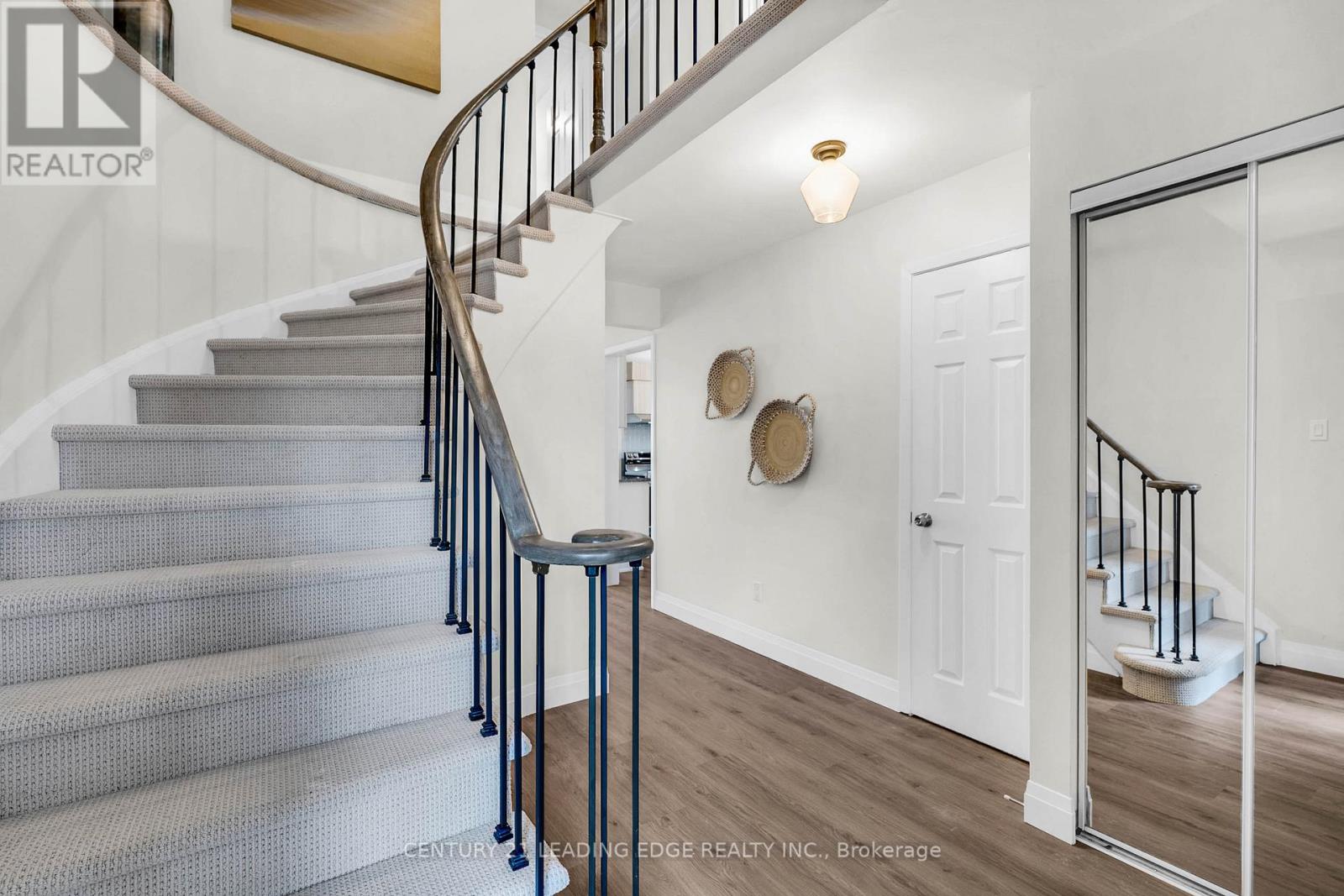 39 Lavron Court, Markham, Ontario  L3S 2N8 - Photo 4 - N12410928