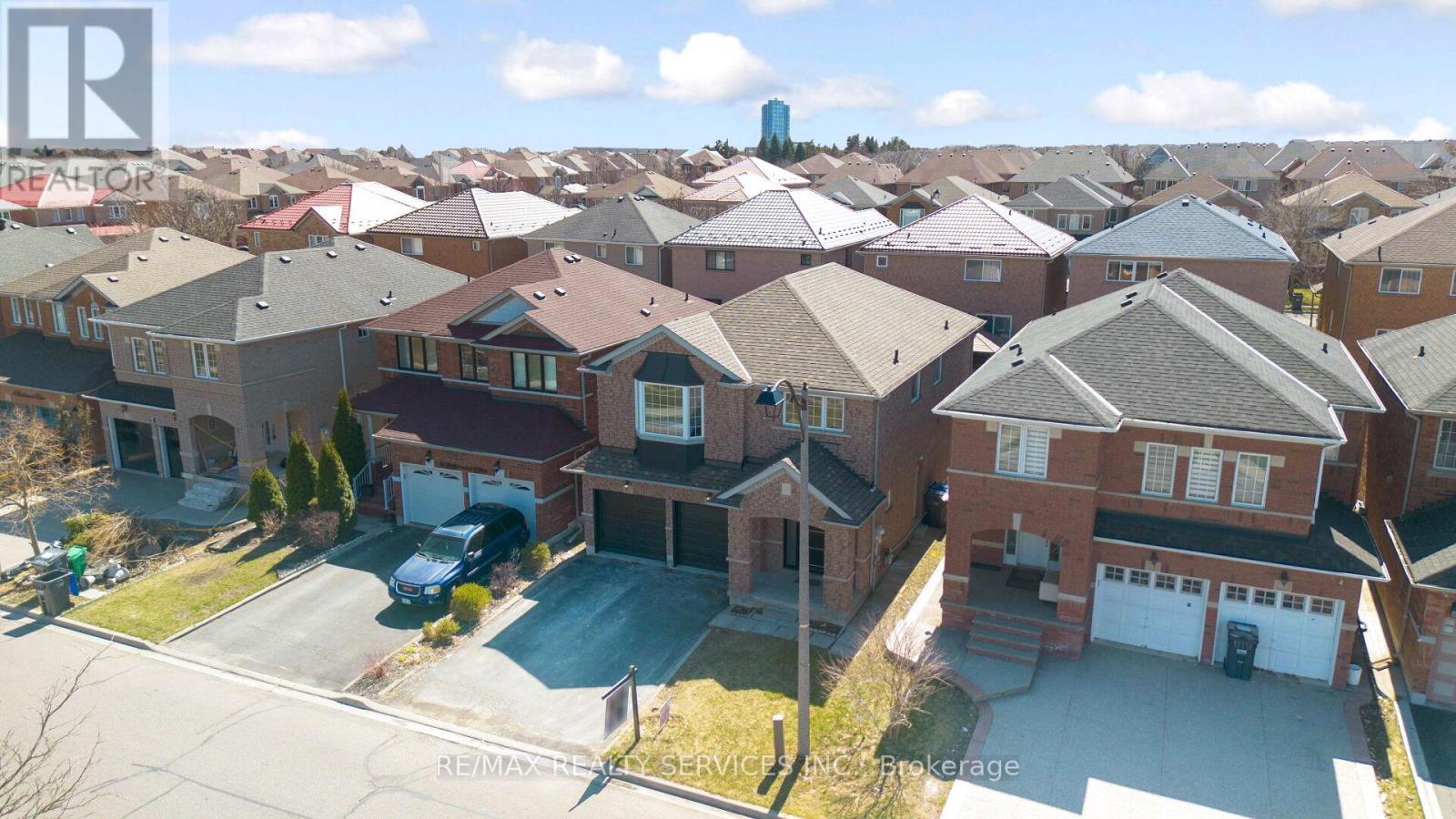 10 Linderwood Drive, Brampton, Ontario  L7A 1R7 - Photo 3 - W12410905