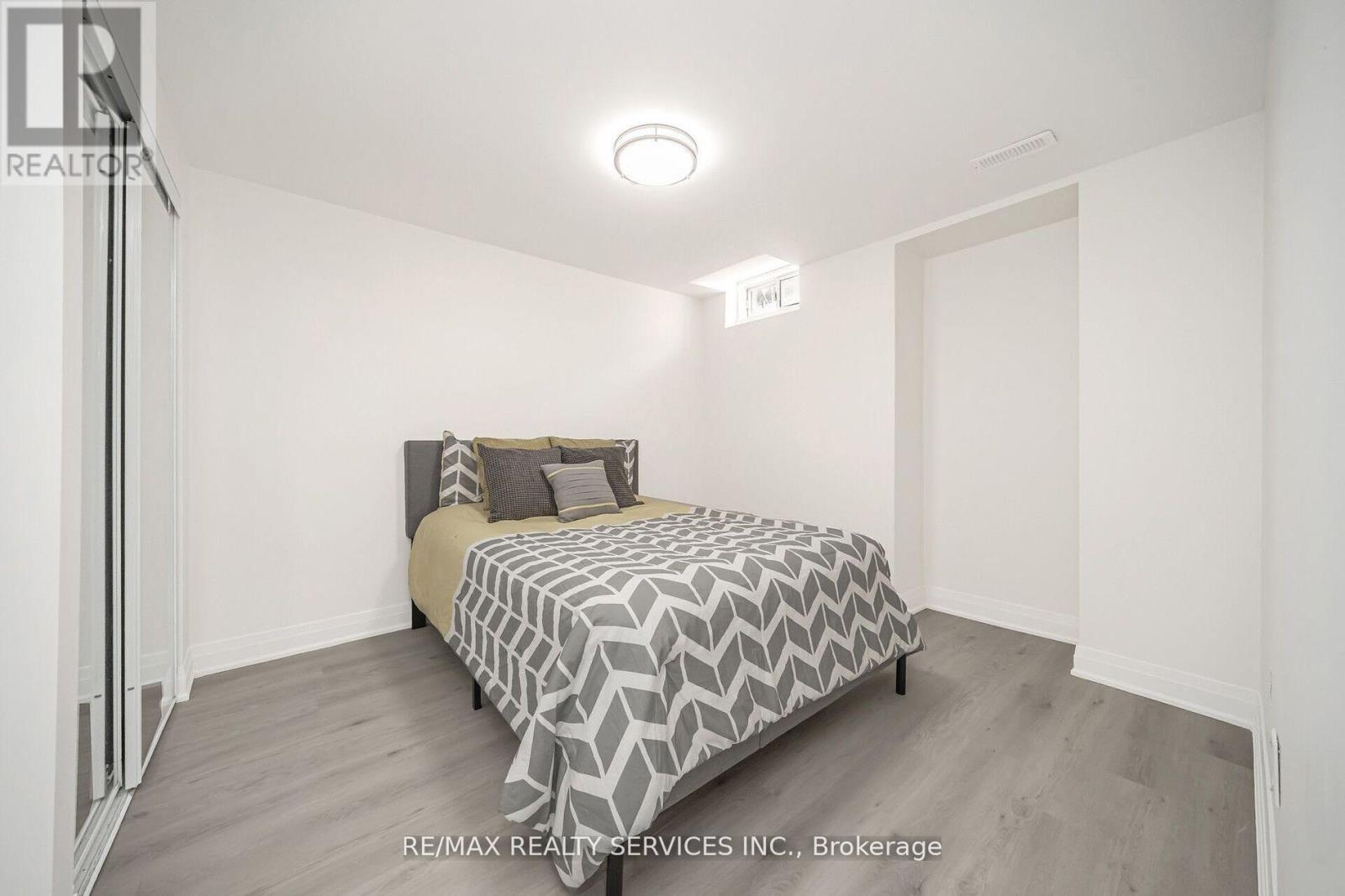 10 Linderwood Drive, Brampton, Ontario  L7A 1R7 - Photo 43 - W12410905