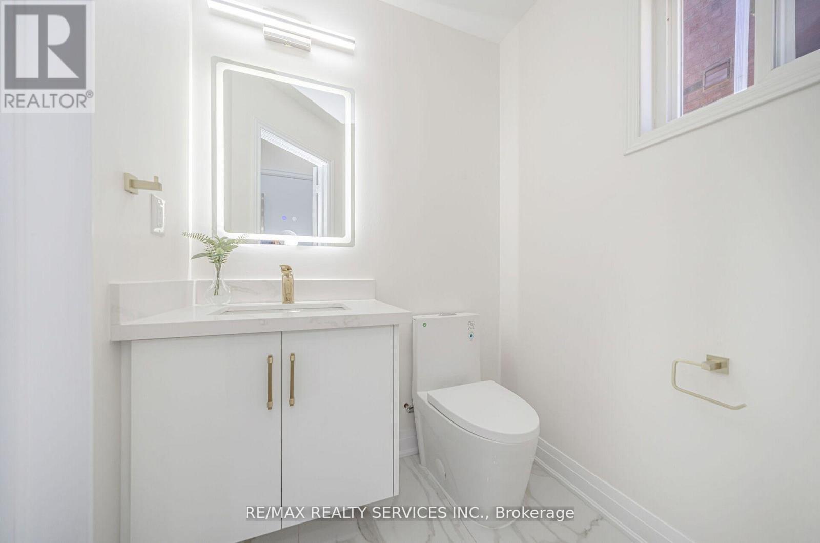 10 Linderwood Drive, Brampton, Ontario  L7A 1R7 - Photo 5 - W12410905