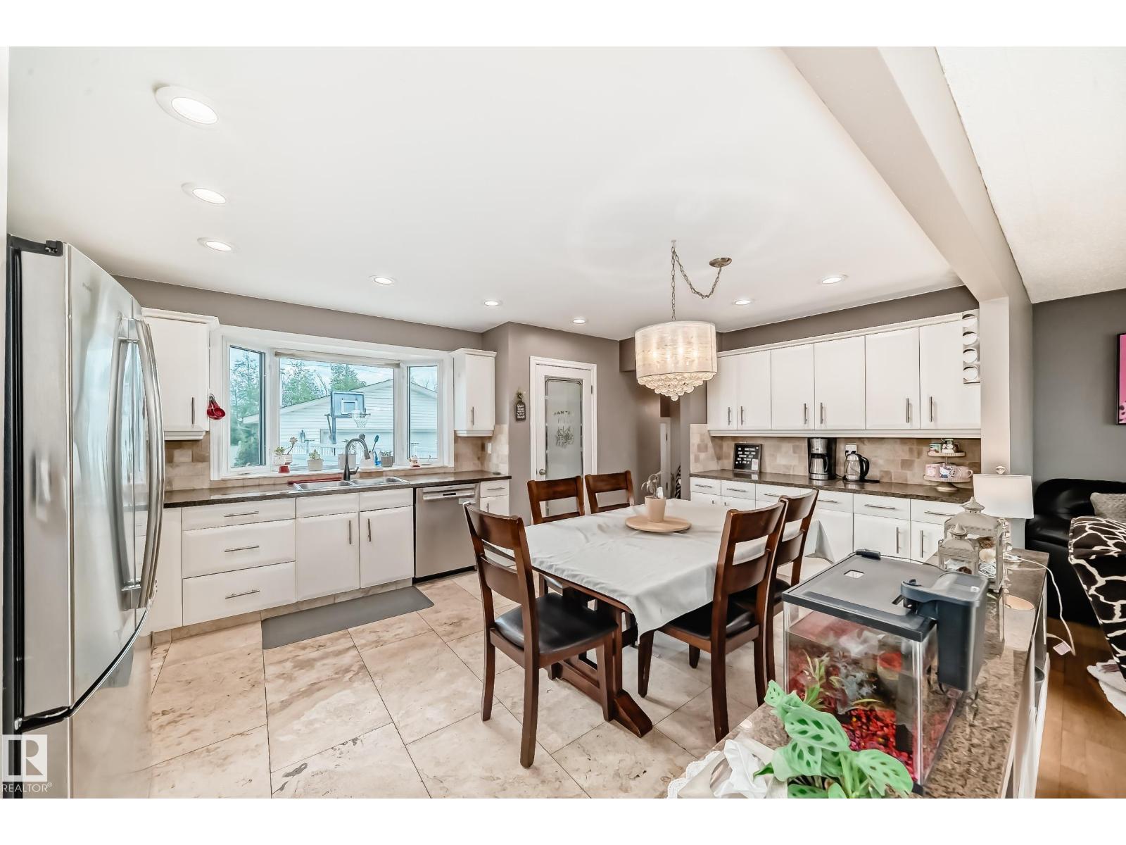 352 Huffman Cr Nw, Edmonton, Alberta  T5A 4C8 - Photo 4 - E4445837