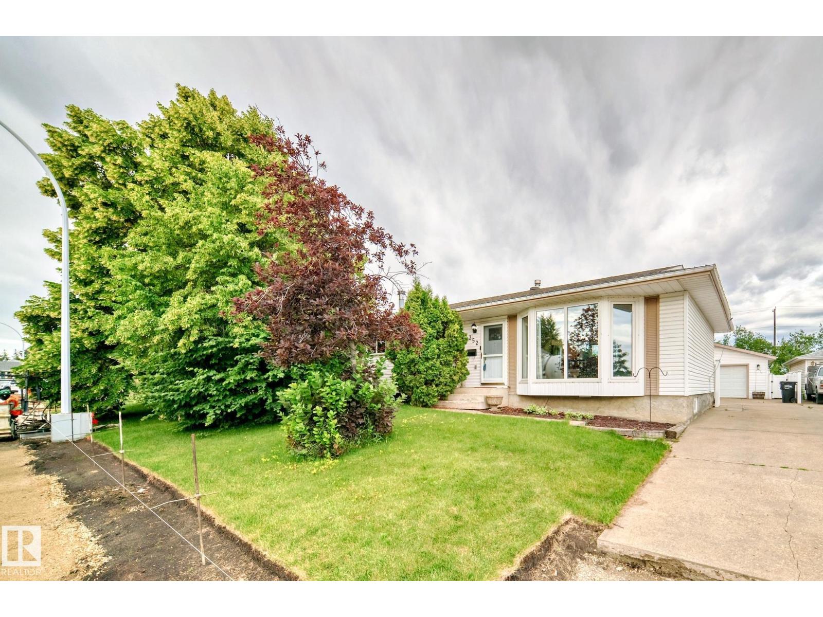 352 Huffman Cr Nw, Edmonton, Alberta  T5A 4C8 - Photo 2 - E4445837