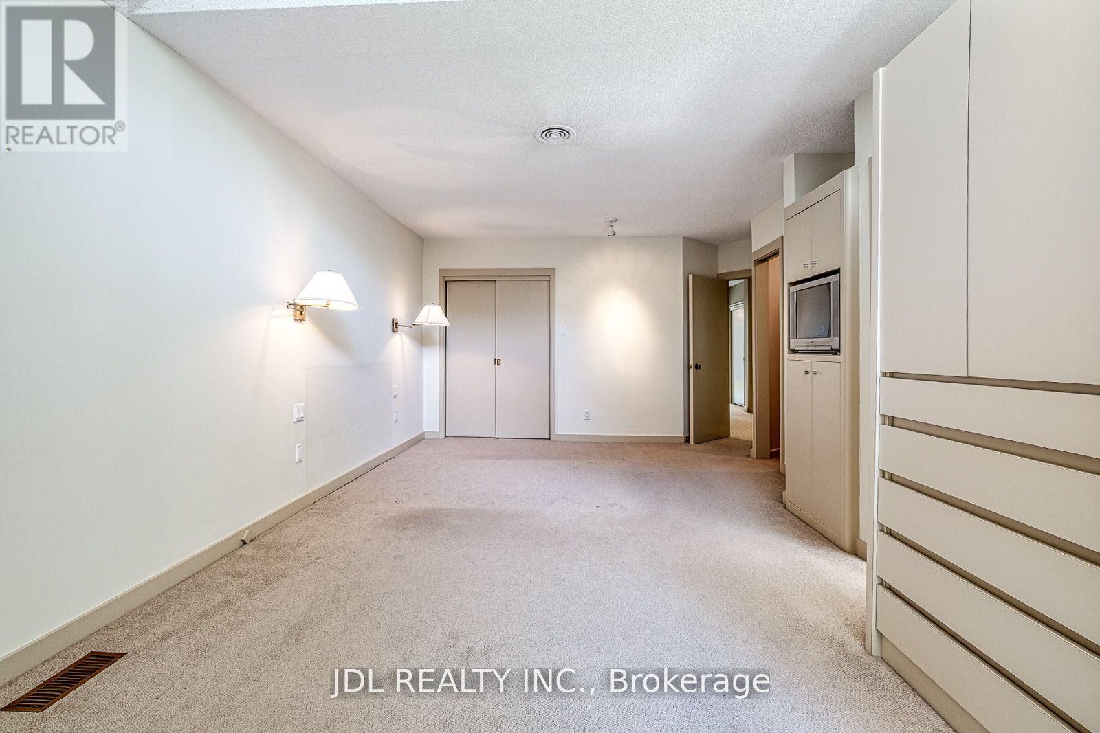 87 Munro Boulevard, Toronto, Ontario  M2P 1C5 - Photo 16 - C12410963