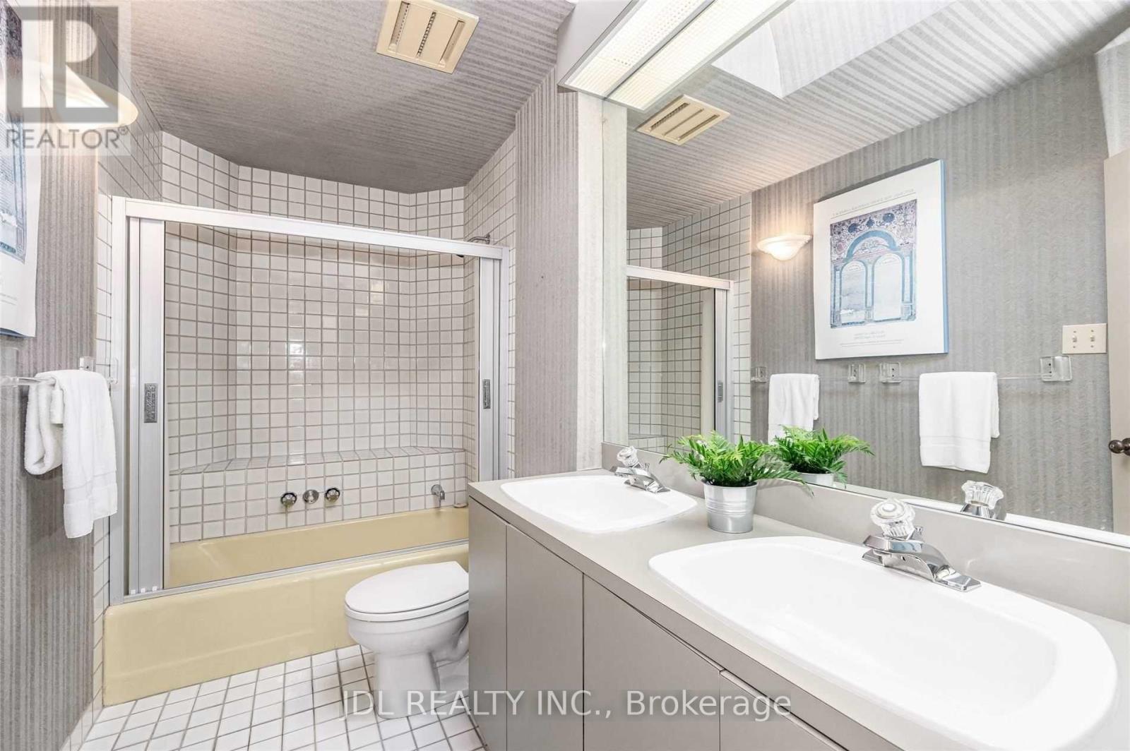 87 Munro Boulevard, Toronto, Ontario  M2P 1C5 - Photo 20 - C12410963