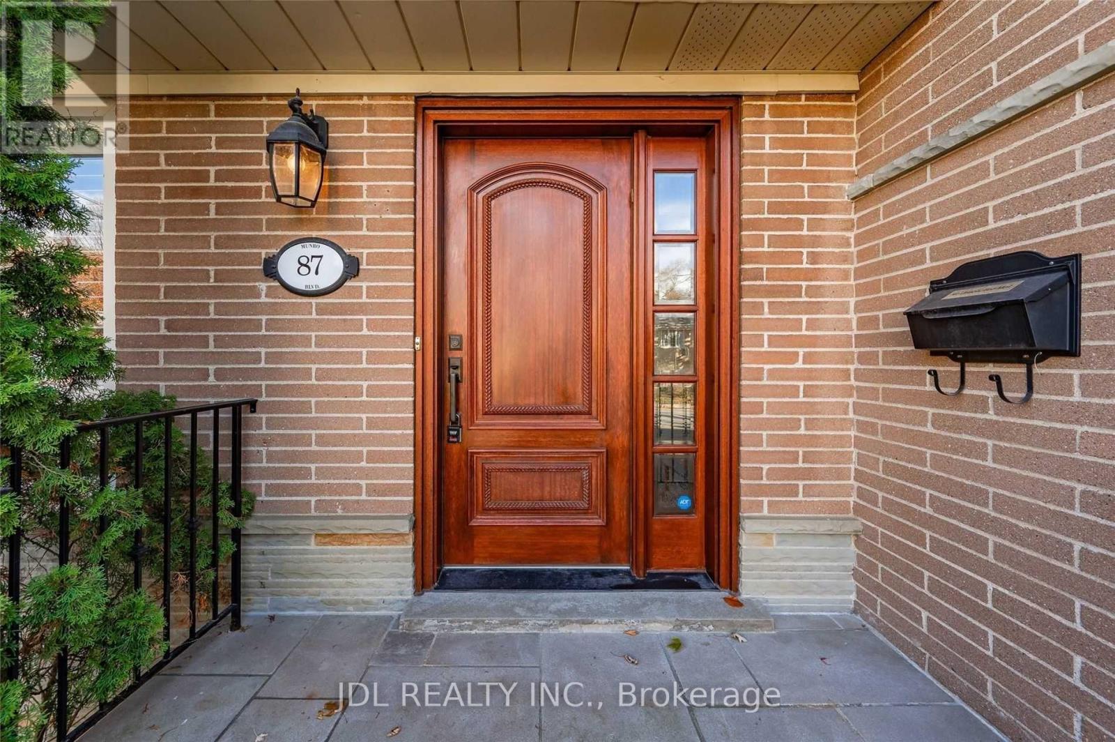 87 Munro Boulevard, Toronto, Ontario  M2P 1C5 - Photo 3 - C12410963