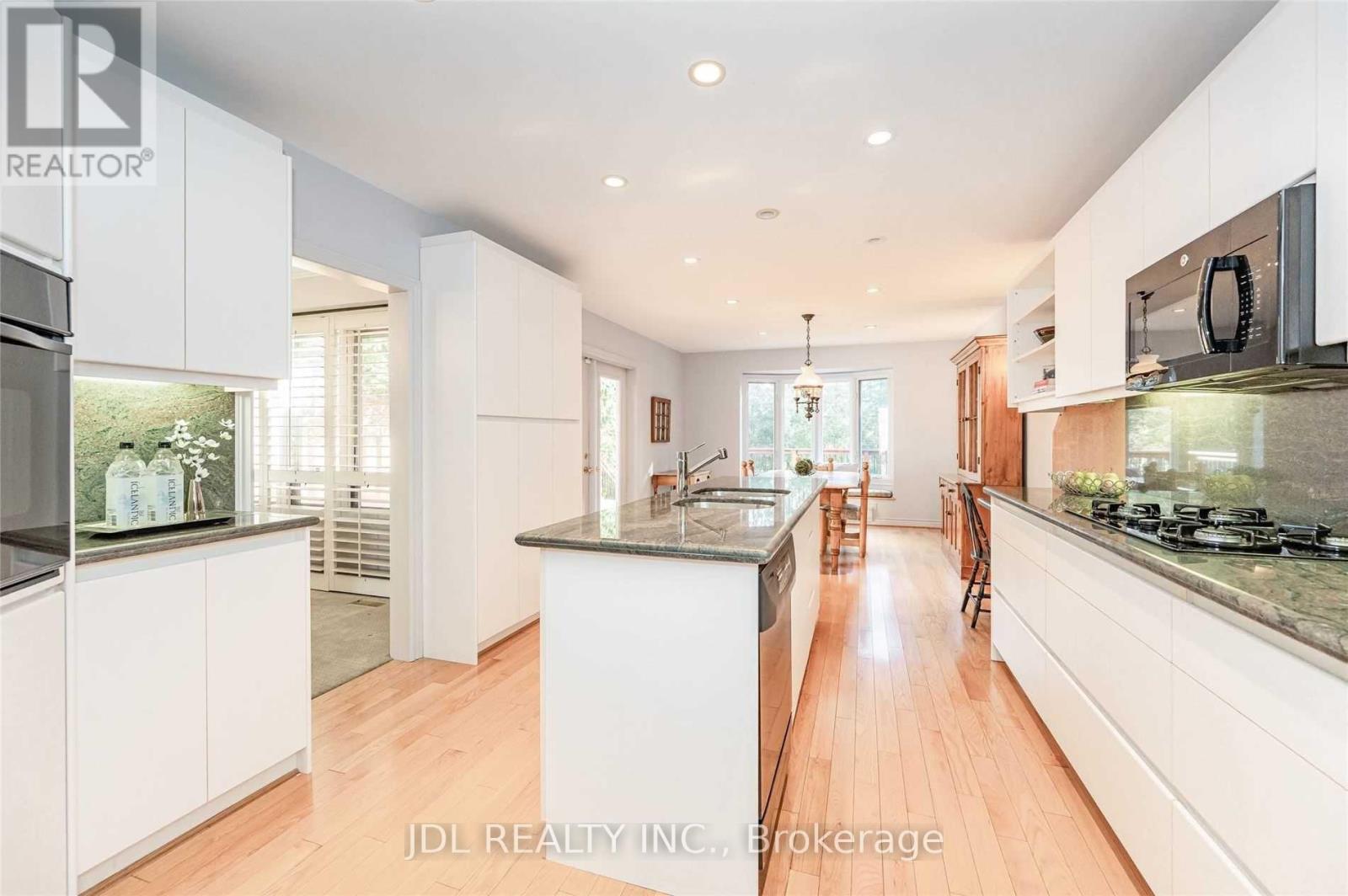 87 Munro Boulevard, Toronto, Ontario  M2P 1C5 - Photo 6 - C12410963