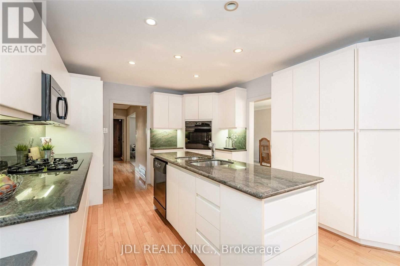 87 Munro Boulevard, Toronto, Ontario  M2P 1C5 - Photo 8 - C12410963