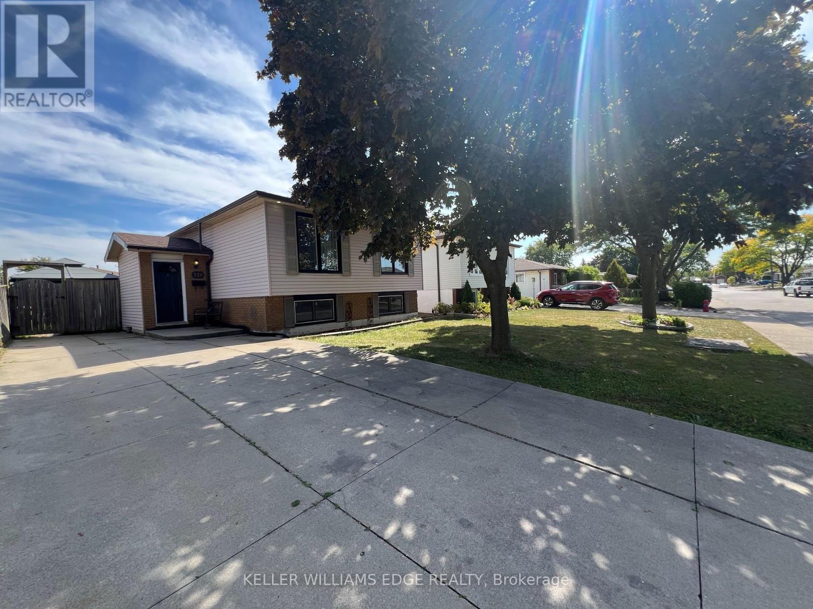 228 Lawnhurst Court, Hamilton, Ontario  L8V 4R4 - Photo 2 - X12410985