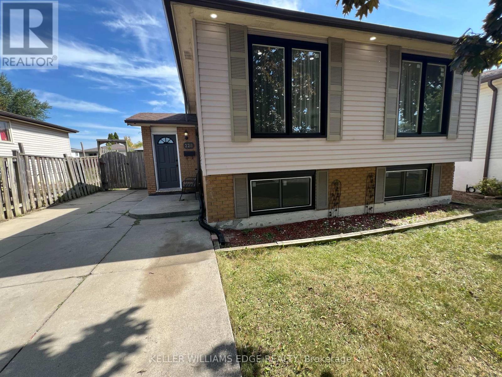 228 Lawnhurst Court, Hamilton, Ontario  L8V 4R4 - Photo 3 - X12410985