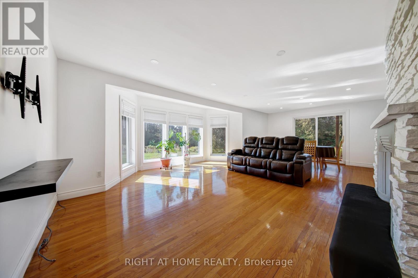 1905 Lockhart Road, Innisfil, Ontario  L9S 3G1 - Photo 10 - N12410999