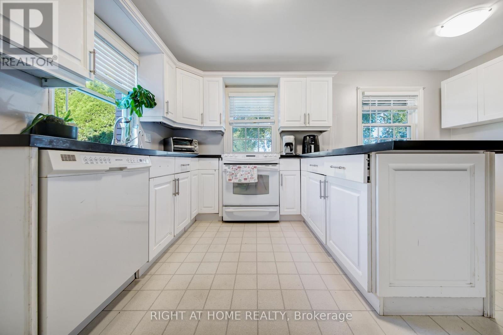 1905 Lockhart Road, Innisfil, Ontario  L9S 3G1 - Photo 3 - N12410999
