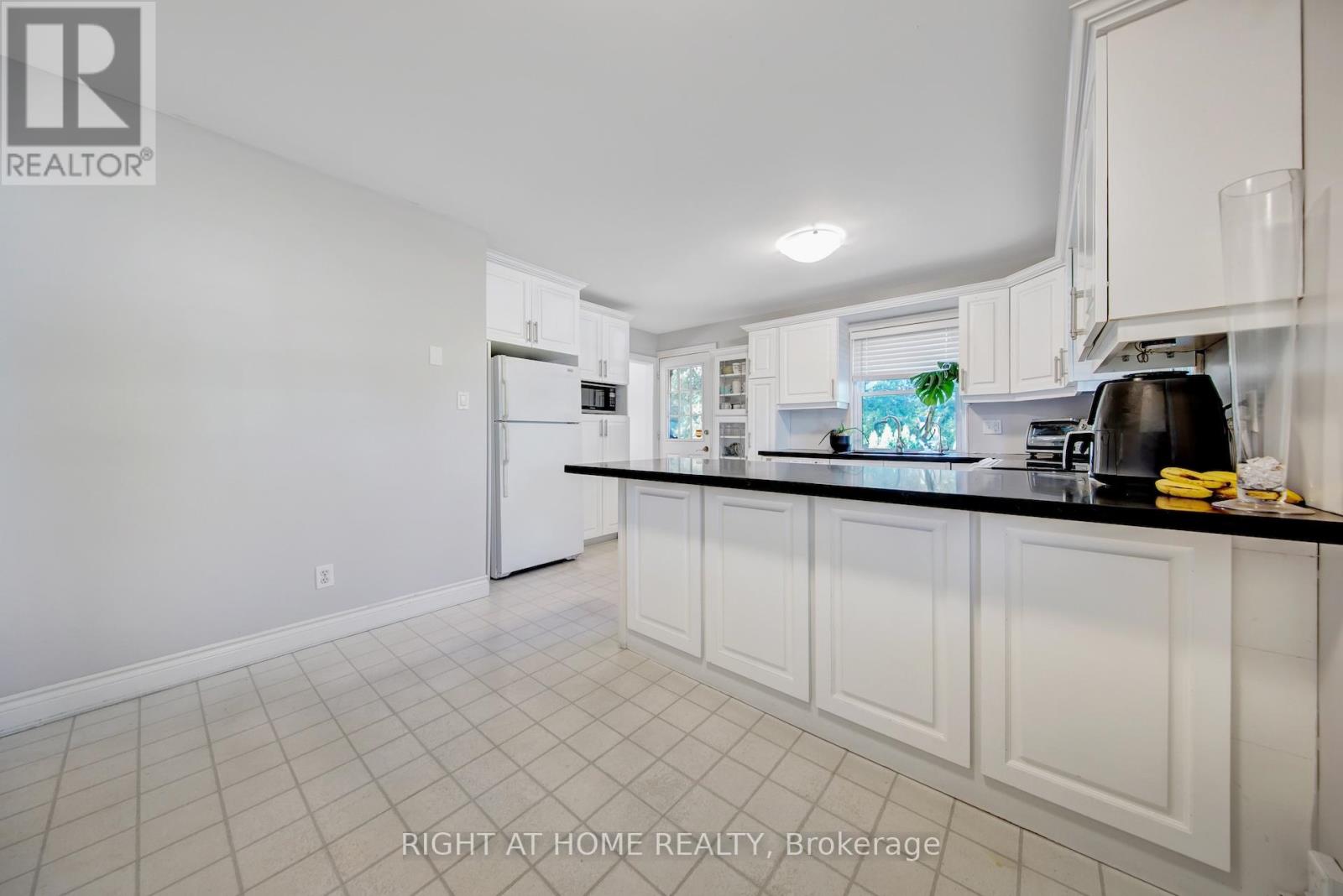 1905 Lockhart Road, Innisfil, Ontario  L9S 3G1 - Photo 4 - N12410999