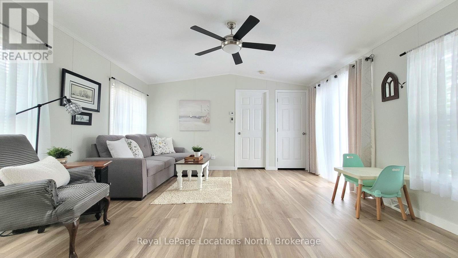 91 Georgian Glen Drive, Wasaga Beach, Ontario  L9Z 1K8 - Photo 10 - S12340328