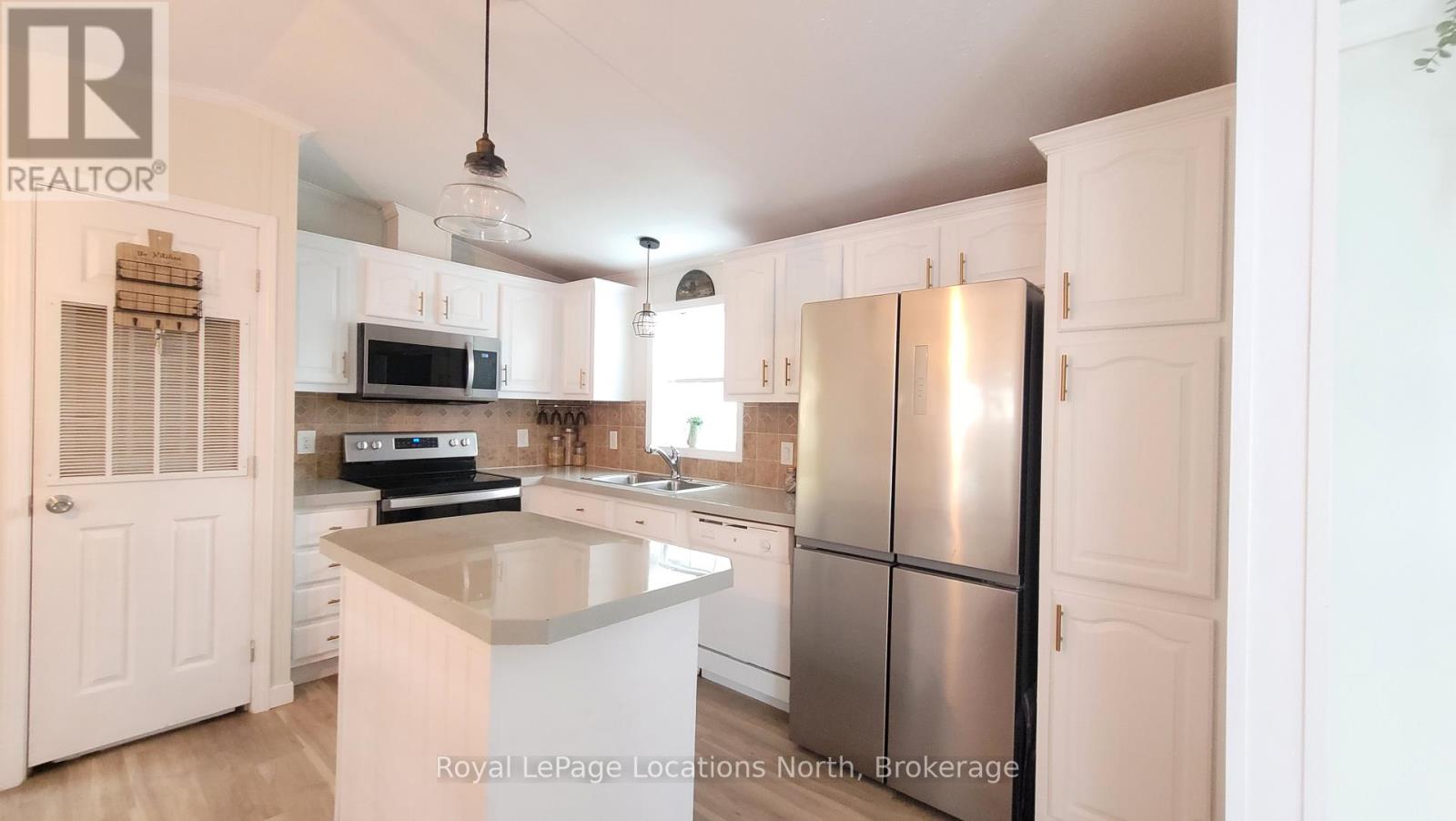 91 Georgian Glen Drive, Wasaga Beach, Ontario  L9Z 1K8 - Photo 5 - S12340328