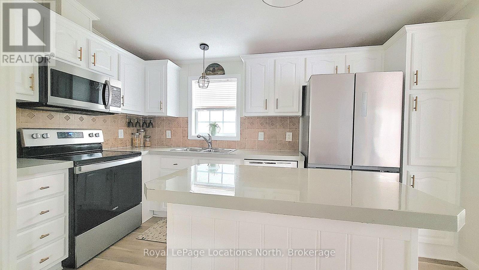 91 Georgian Glen Drive, Wasaga Beach, Ontario  L9Z 1K8 - Photo 4 - S12340328