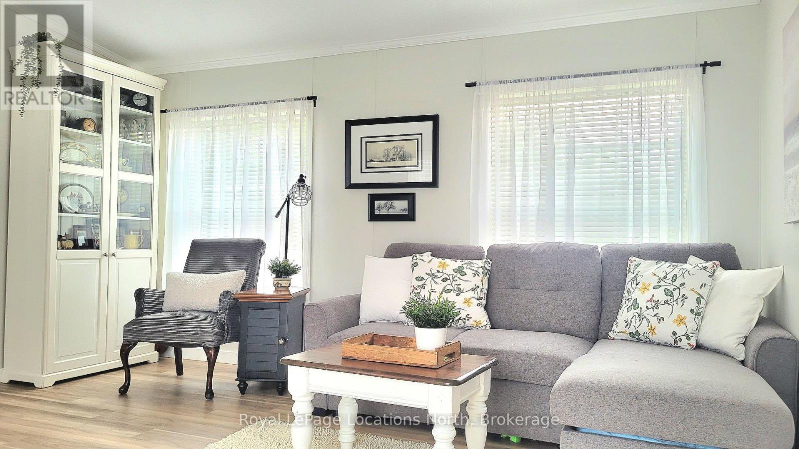 91 Georgian Glen Drive, Wasaga Beach, Ontario  L9Z 1K8 - Photo 12 - S12340328