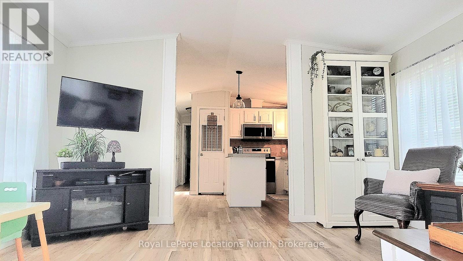 91 Georgian Glen Drive, Wasaga Beach, Ontario  L9Z 1K8 - Photo 7 - S12340328