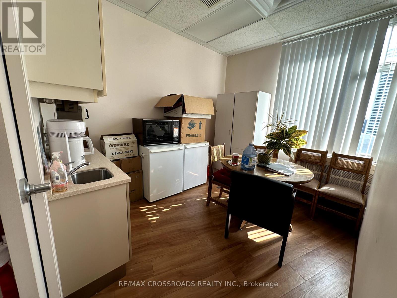 1517 - 2 Carlton Street, Toronto, Ontario  M5B 1J3 - Photo 17 - C12411029