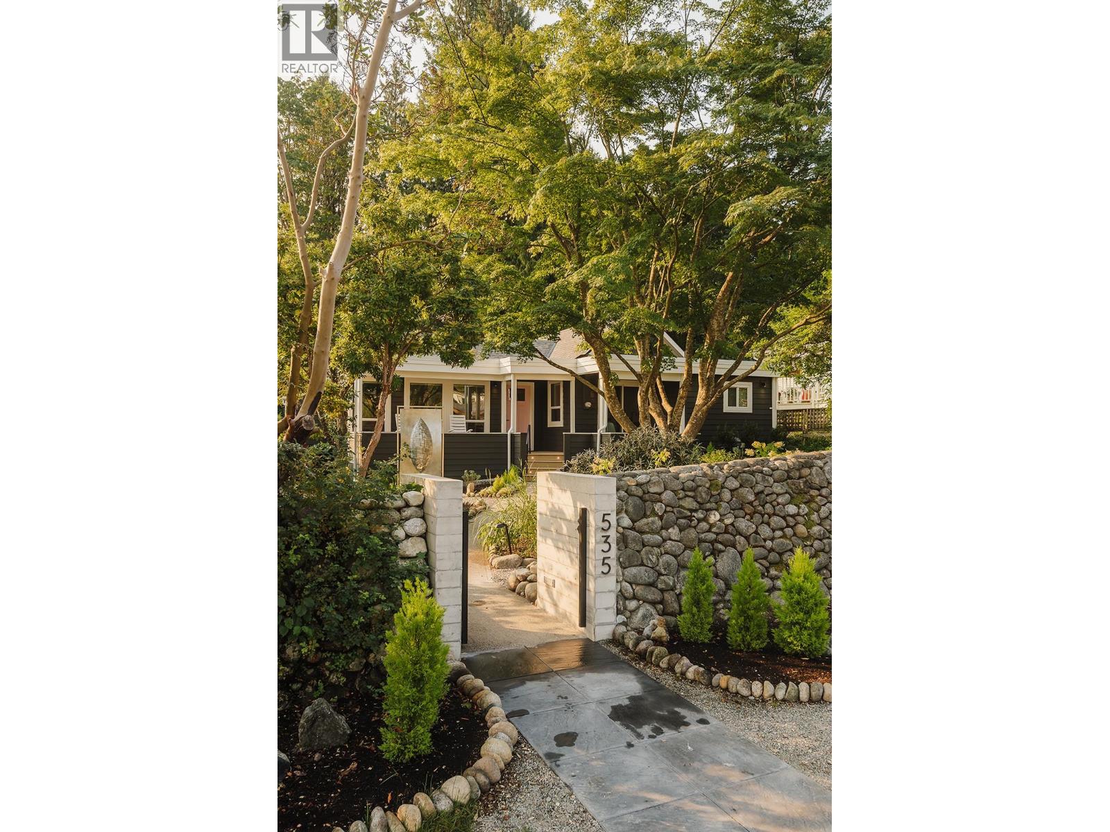 535 GOWER POINT ROAD, Gibsons, British Columbia