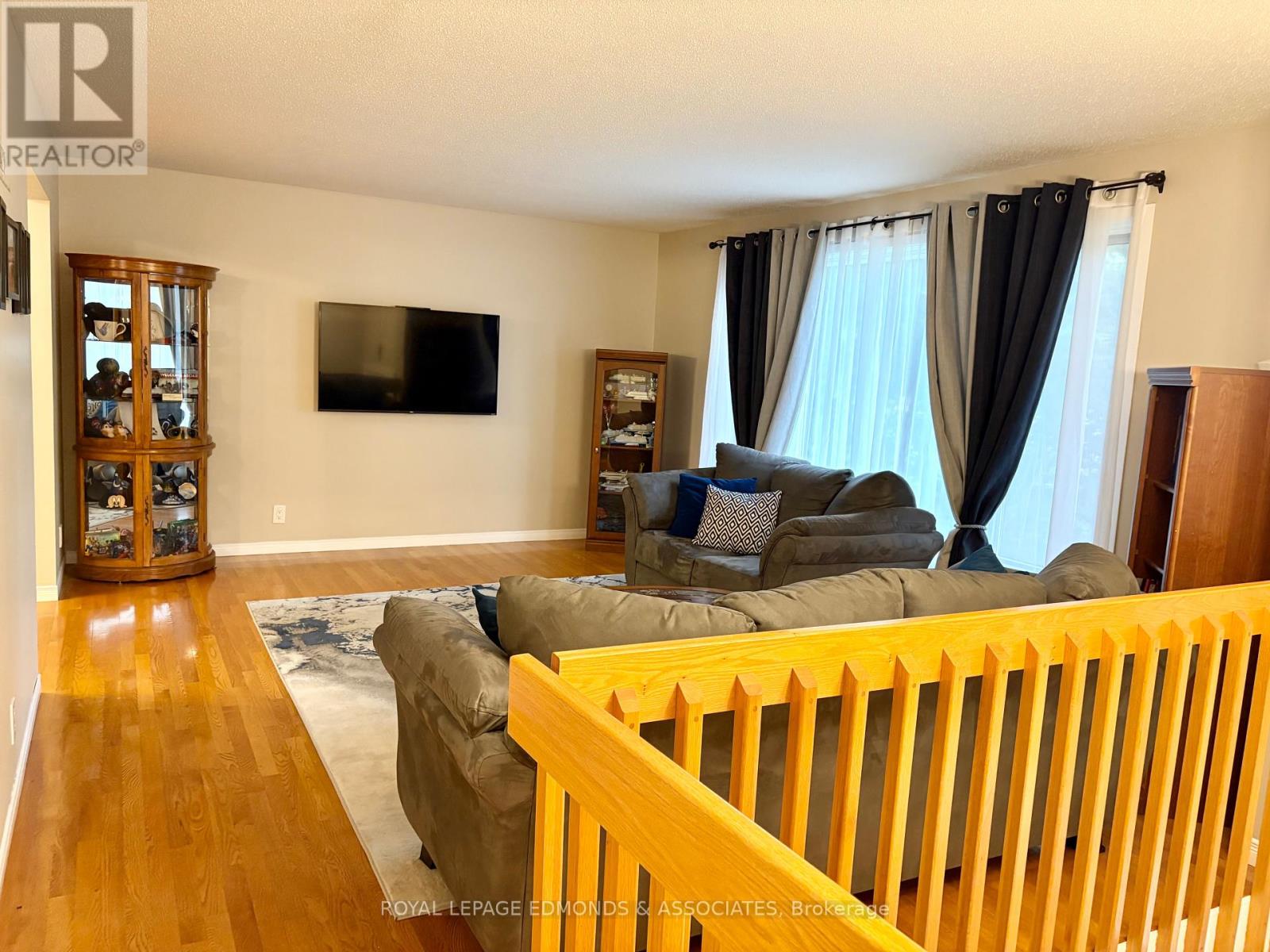 19 Selley Street, Petawawa, Ontario  K8H 3G9 - Photo 3 - X12355602
