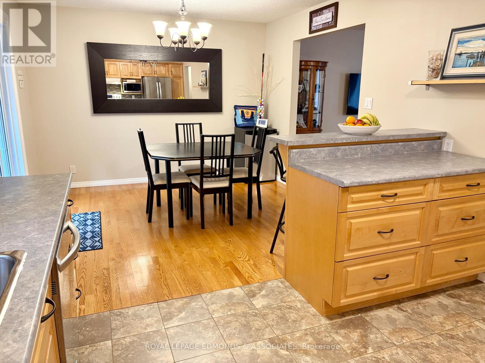 19 Selley Street, Petawawa, Ontario  K8H 3G9 - Photo 9 - X12355602