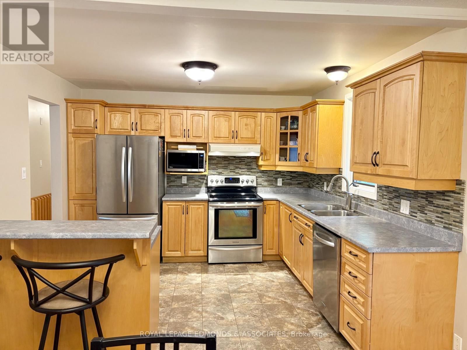 19 Selley Street, Petawawa, Ontario  K8H 3G9 - Photo 8 - X12355602
