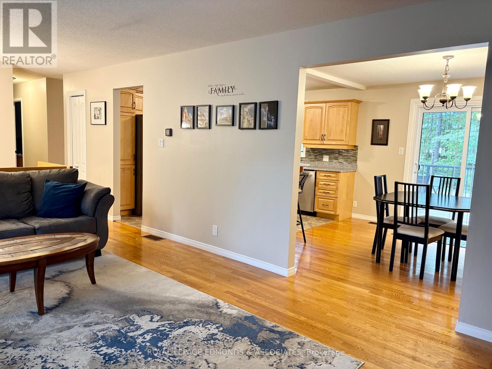 19 Selley Street, Petawawa, Ontario  K8H 3G9 - Photo 5 - X12355602