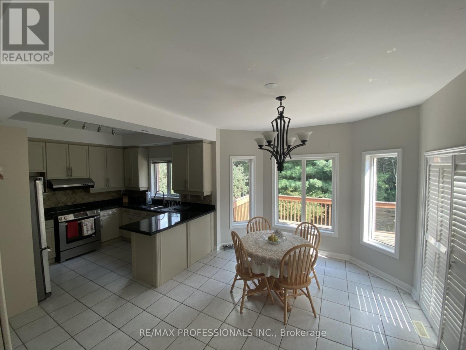 7153 Waldorf Way, Mississauga (Meadowvale Village), Ontario  L5N 7R3 - Photo 12 - W12410685