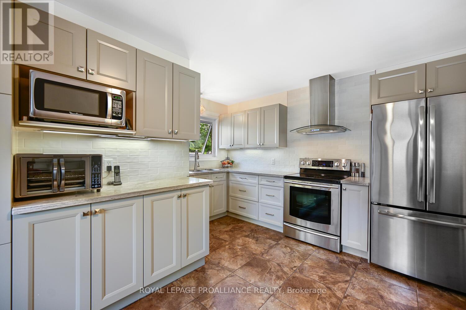 89 Stewart Boulevard, Brockville, Ontario  K6V 4W2 - Photo 7 - X12411067
