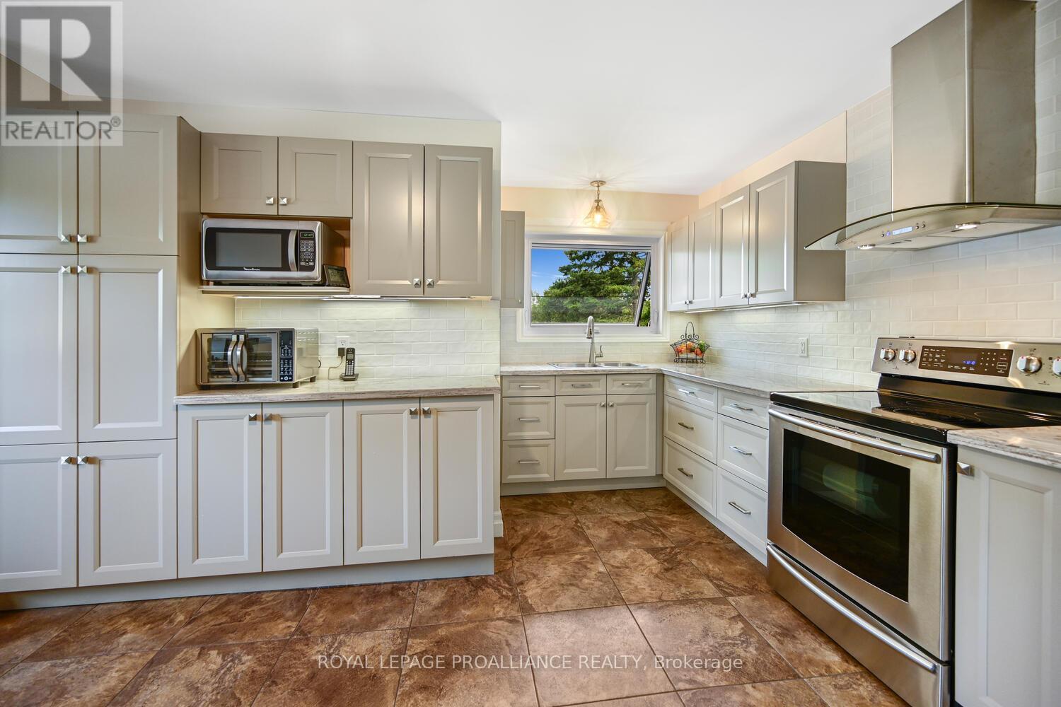 89 Stewart Boulevard, Brockville, Ontario  K6V 4W2 - Photo 8 - X12411067