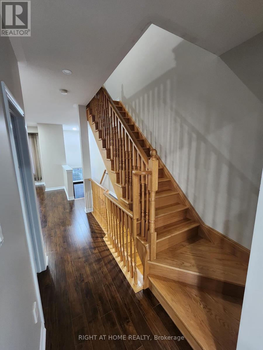 60 New Pines Trail New Pines Trail, Brampton, Ontario  L6Z 0B4 - Photo 3 - W12411055