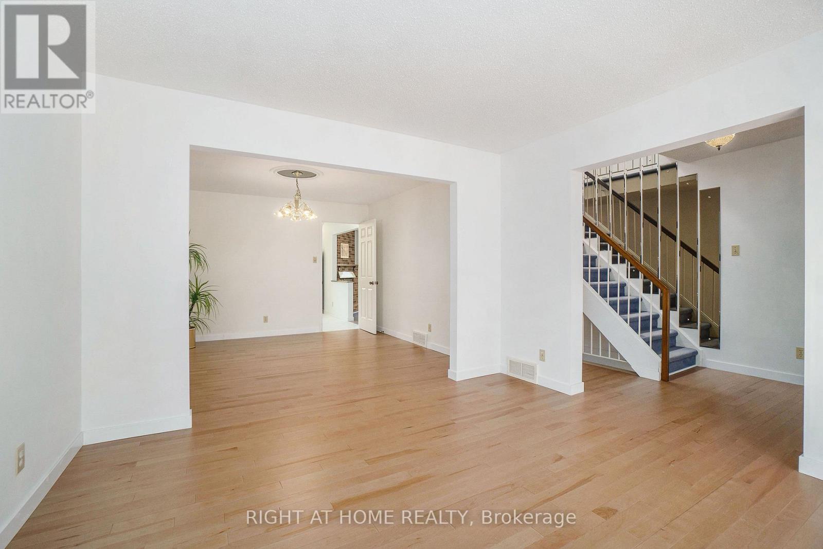 82 Nestow Drive, Ottawa, Ontario  K2G 4L8 - Photo 4 - X12411082