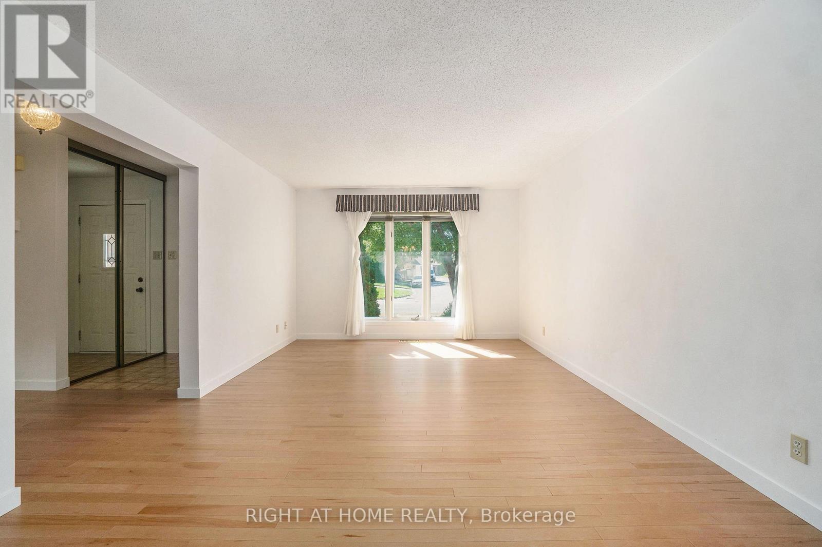 82 Nestow Drive, Ottawa, Ontario  K2G 4L8 - Photo 5 - X12411082