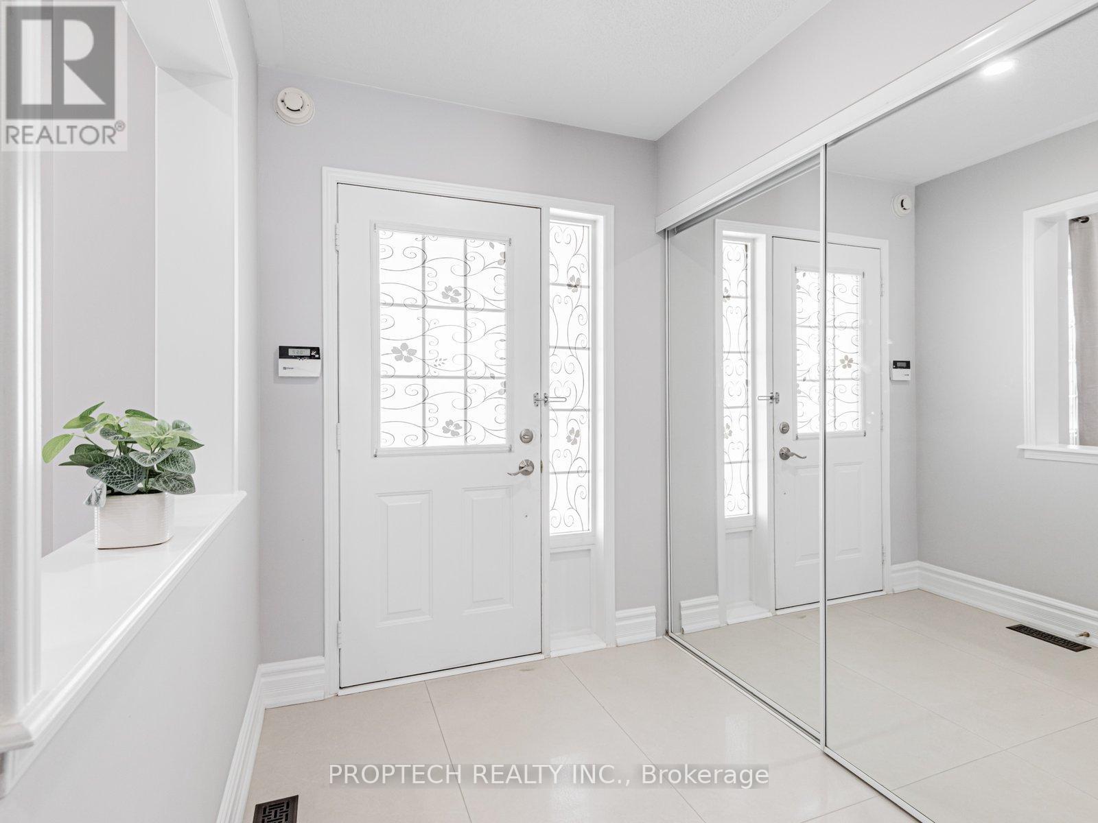 16 Colchester Street, Markham, Ontario  L6B 1K4 - Photo 2 - N12411090