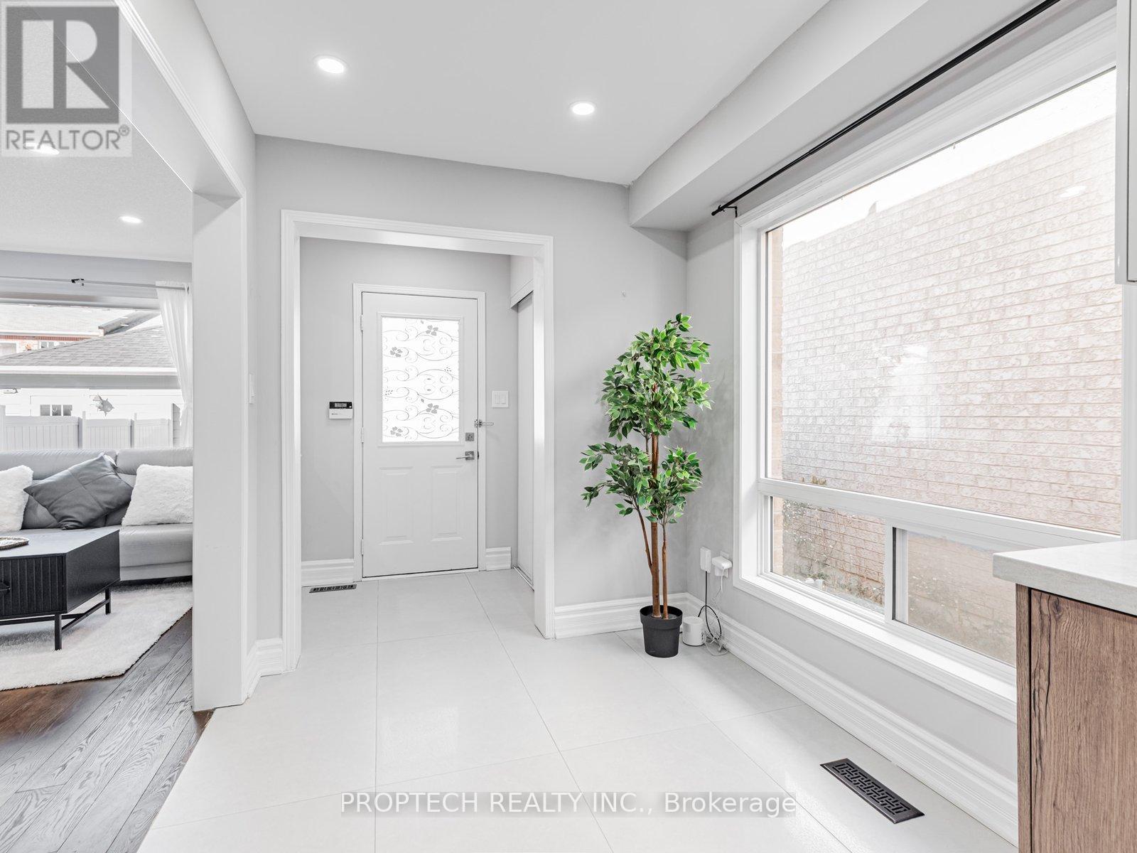 16 Colchester Street, Markham, Ontario  L6B 1K4 - Photo 6 - N12411090