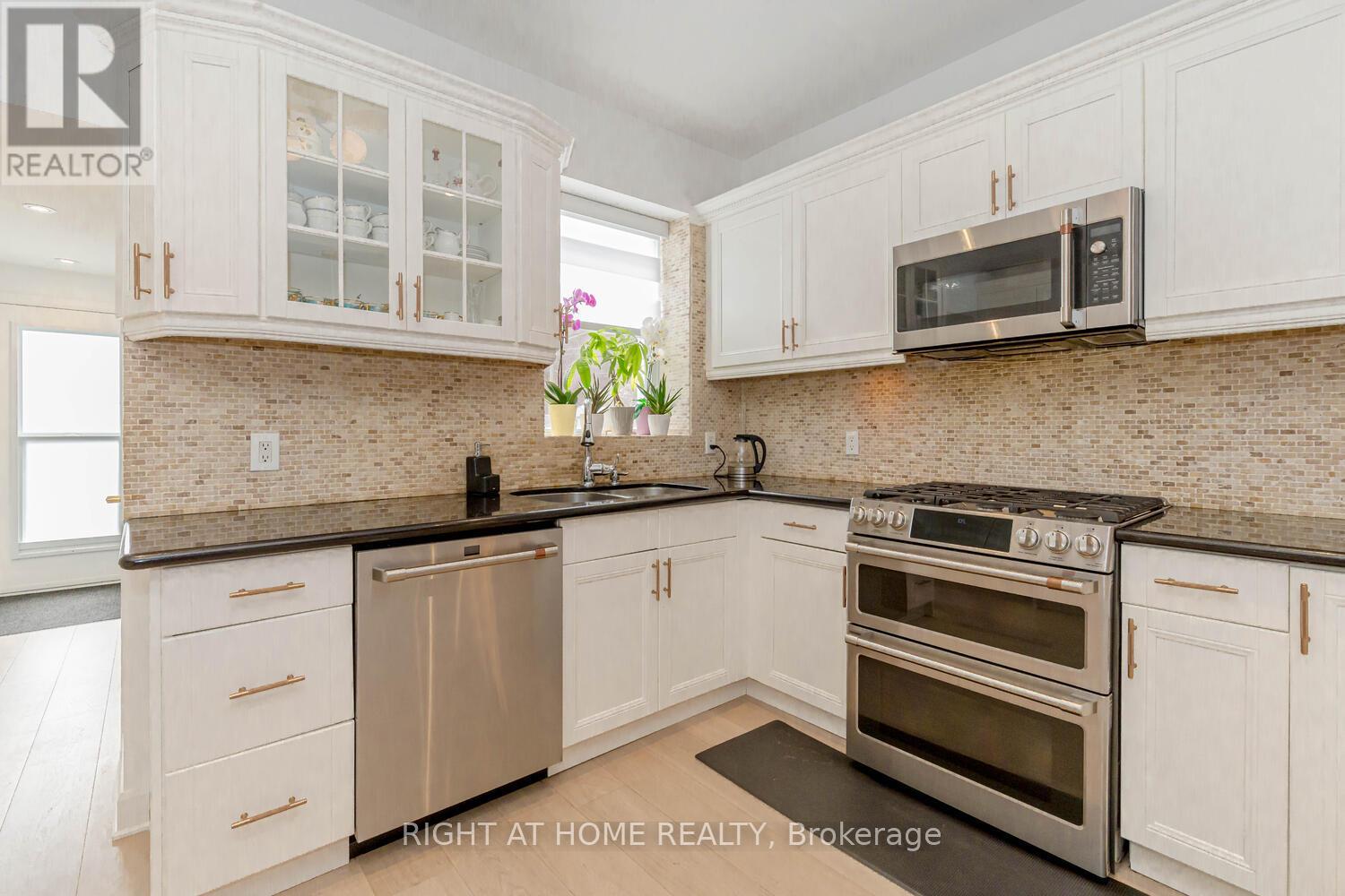 67 Maria Street, Toronto, Ontario  M6P 1W1 - Photo 5 - W12411076