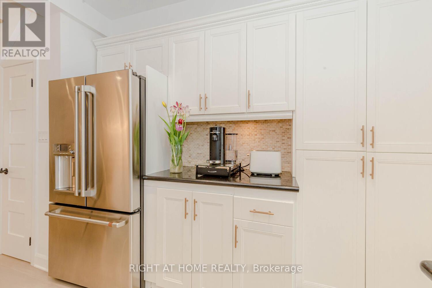 67 Maria Street, Toronto, Ontario  M6P 1W1 - Photo 6 - W12411076