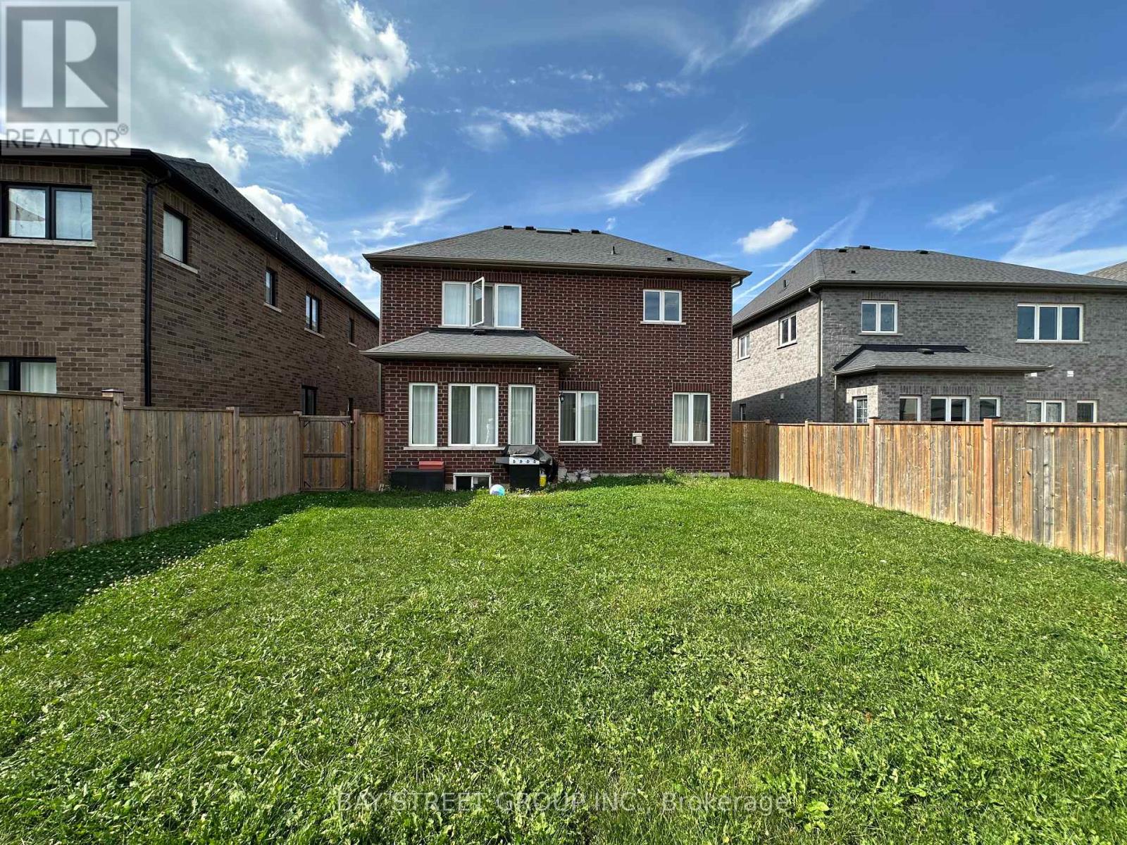 77 Sunset Way, Thorold, Ontario  L2V 0C7 - Photo 4 - X12411109