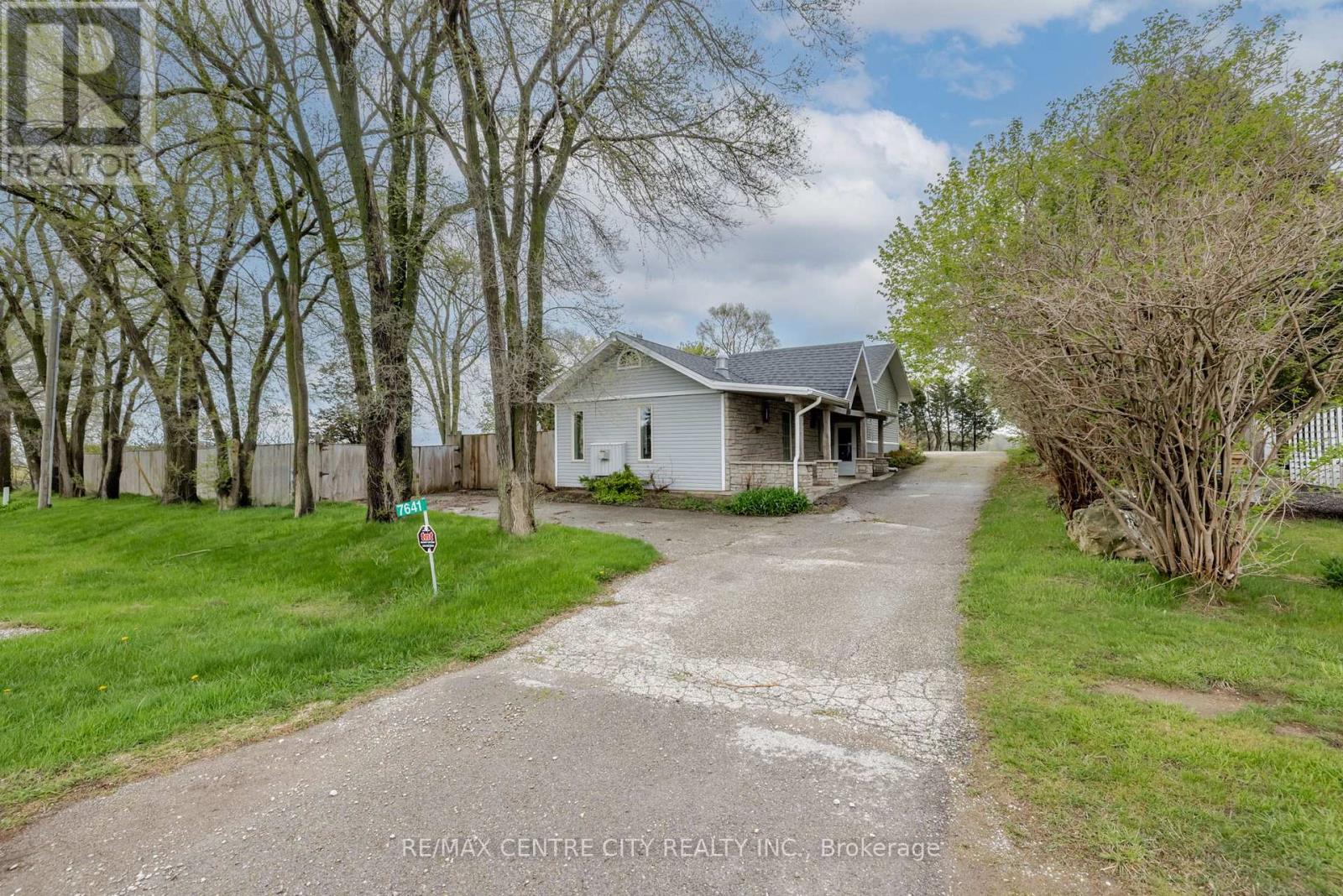 7641 Lakeshore Road, Lambton Shores, Ontario  N0N 1J0 - Photo 3 - X12130617